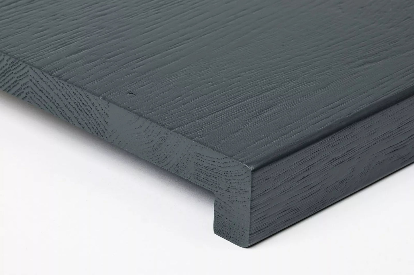 Schodnice nebo parapet s převisem, dub rustikální, lamely spojené prsty, 26 mm, kartáčovaný, lakovaný antracitově šedě (RAL7016)