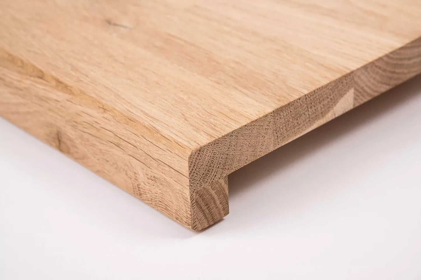 Schodnice nebo parapet s převisem, dub rustikální, lamely spojené prsty, 20 mm, neošetřený