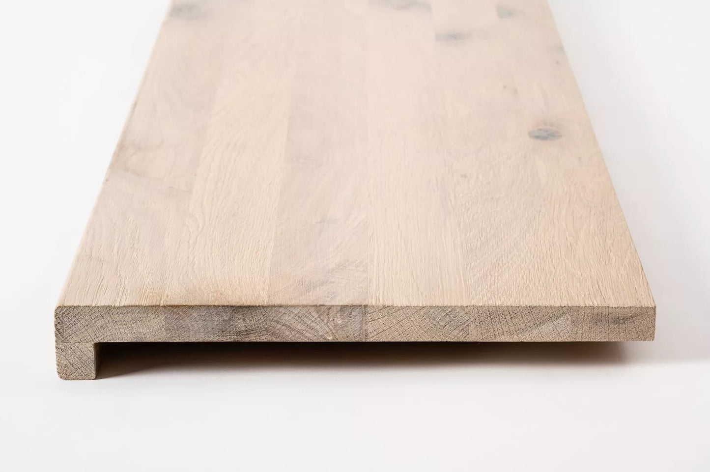 Schodový nášlap Okenní parapet s přesahem Dub Rustic, lamely z plných prken, 20 mm, křídově bílý olej