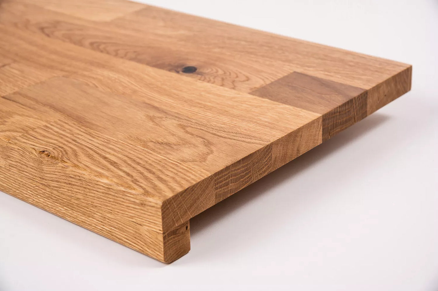 Schodnice nebo parapet s převisem, dub rustikální, lamely spojené prsty, 26 mm, matný lak