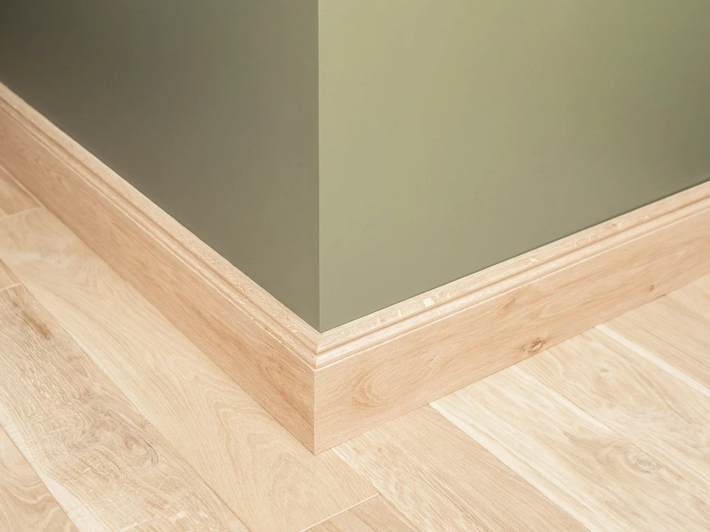 Listwa przypodłogowa z litego dębu w klasie A/B, 20×130 mm, długość 1,5–2,5 m, w wykończeniu surowym (bez powłok), profil Hamburg