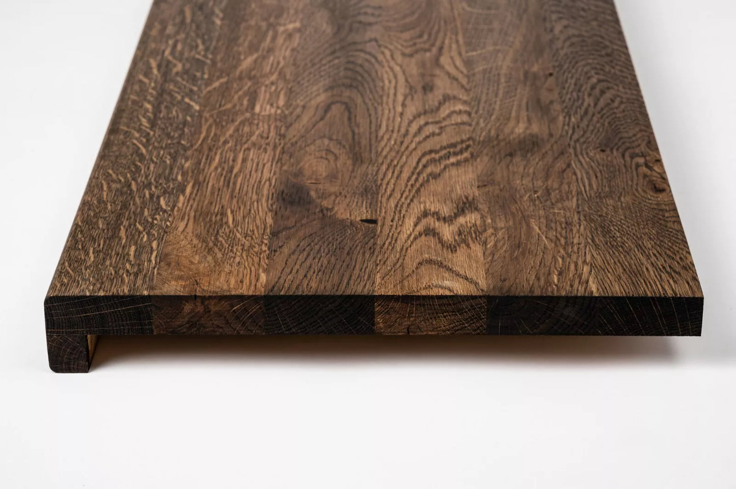 Schodový nášlap Parapet s přesahem Dub Rustic, lamely z plných prken, 16 mm, kouřový olej