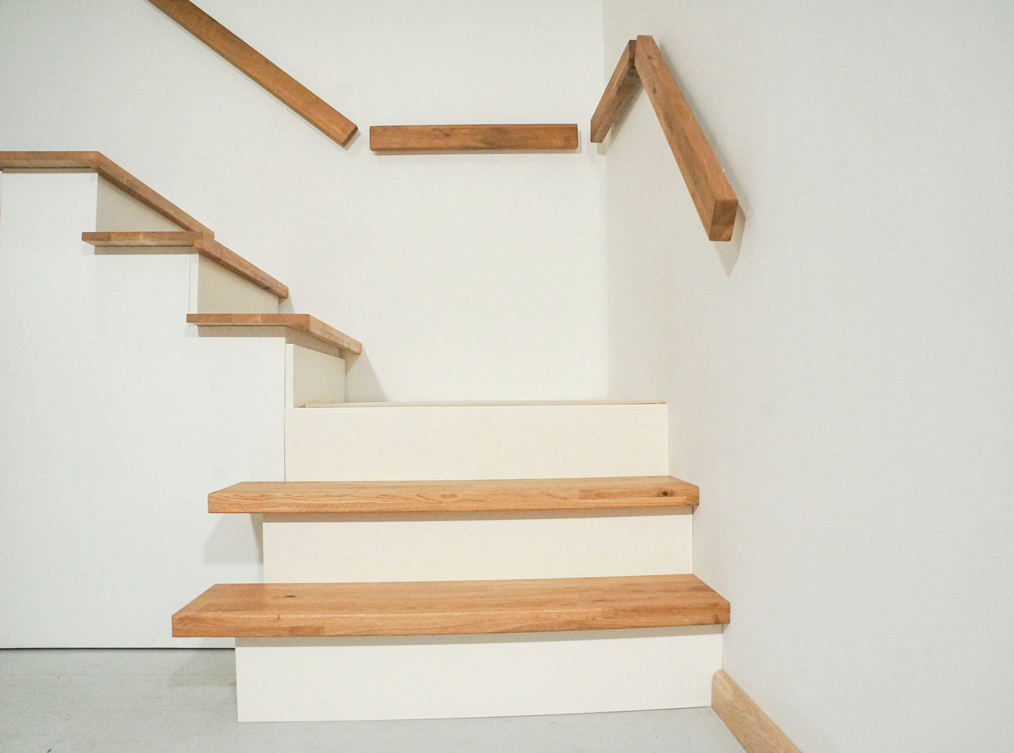 Schodnice nebo parapet s převisem, dub rustikální, lamely spojené prsty, 26 mm, tvrdý voskový olej přírodní (bezbarvý)