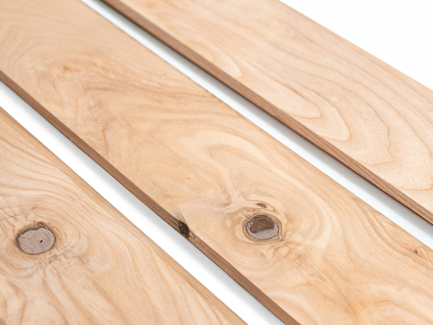 Solidna listwa przypodłogowa z jesionu rustykalnego 24 x 80 mm, niewykończona, 2000 mm, z promieniem 20 mm, wypełniona
