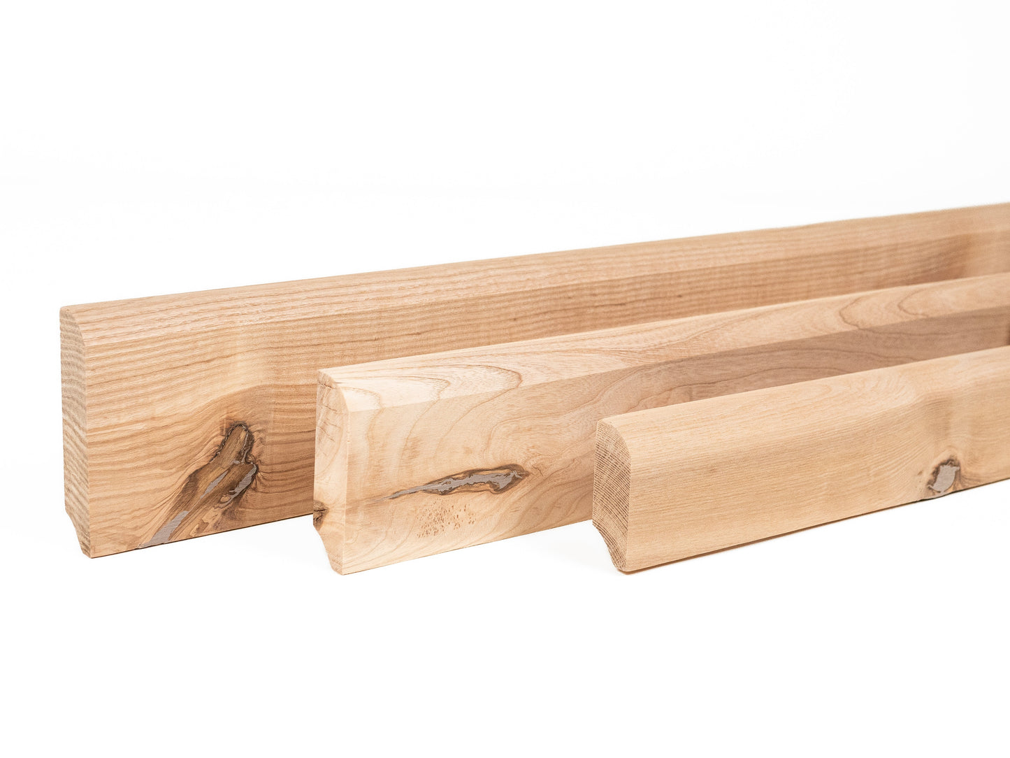 Solidna listwa przypodłogowa z drewna jesionowego rustykalnego 24 x 80 mm, olej twardy naturalny biały, 2000 mm, promień 20 mm, wypełniona