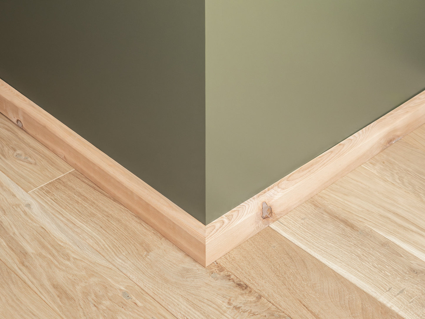 Solidna listwa przypodłogowa z jesionu rustykalnego 24 x 60 mm, niewykończona, 2000 mm, z promieniem 20 mm, wypełniona