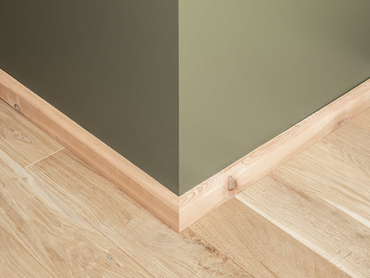 Solidna listwa przypodłogowa z drewna jesionowego rustykalnego 24 x 60 mm, olej twardy naturalny biały, 2000 mm, promień 20 mm, wypełniona