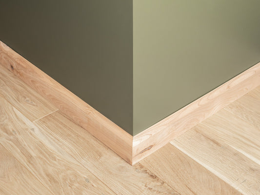 Solidna listwa przypodłogowa z jesionu rustykalnego 24 x 80 mm, niewykończona, 2000 mm, z promieniem 20 mm, wypełniona