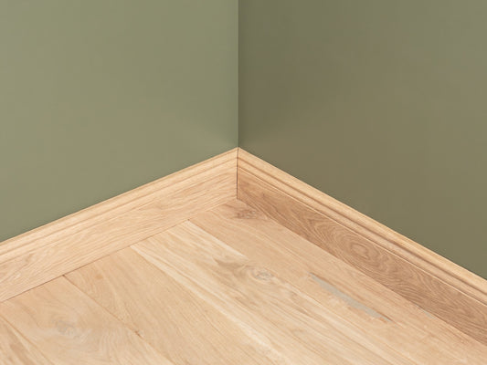 Listwa przypodłogowa z litego dębu w klasie A/B, 20×90 mm, długość 1,5–2,5 m, profil Hamburg, wykończona twardym olejem woskowym białym