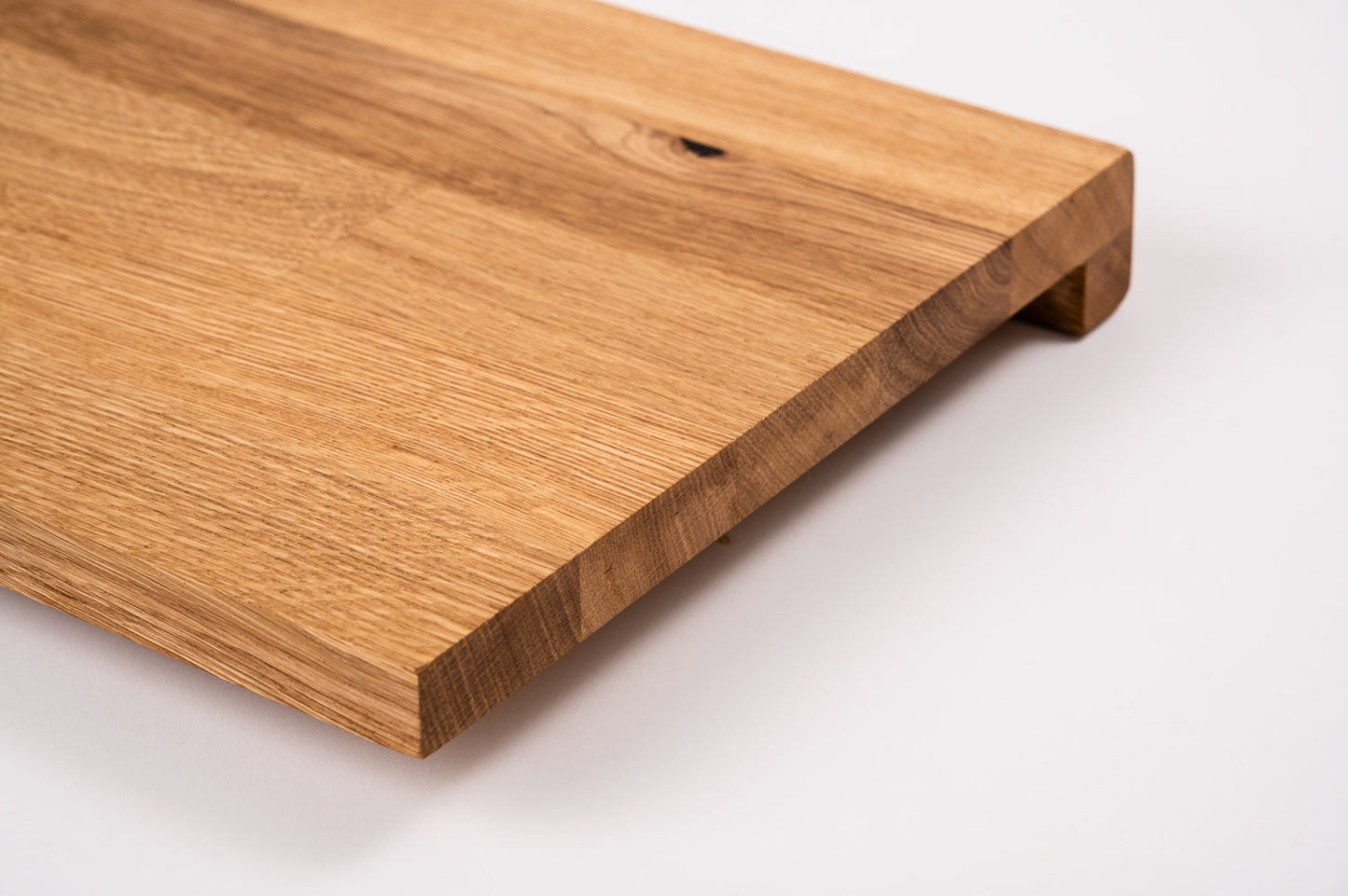 Schodnice nebo parapet s převisem, dub rustikální, lamely spojené prsty, 26 mm, tvrdý voskový olej přírodní (bezbarvý)