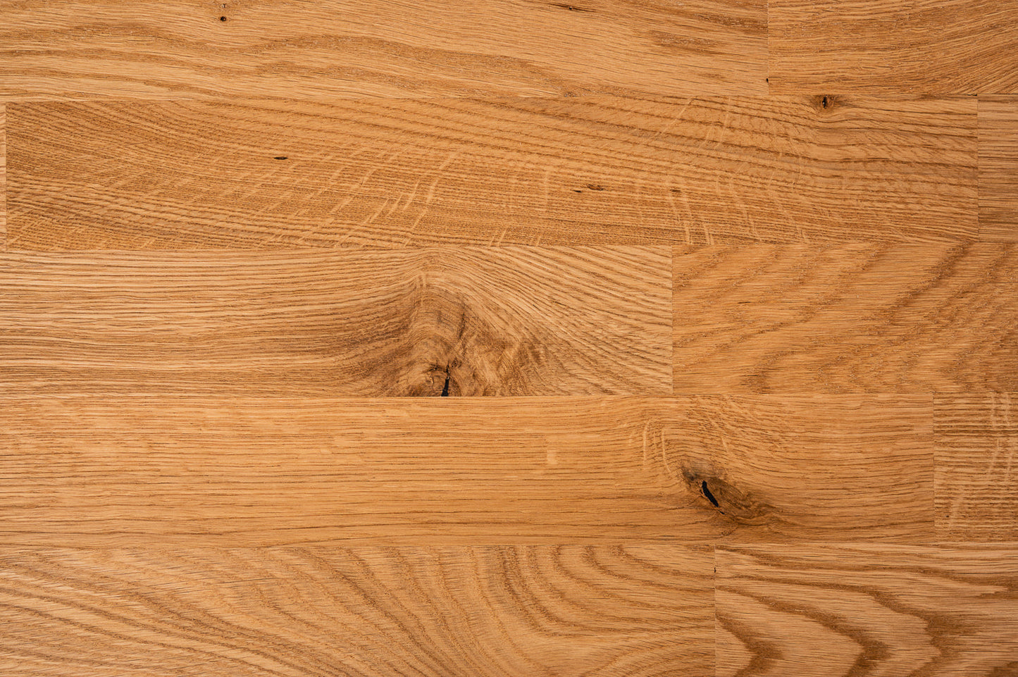 Schodnice nebo parapet s převisem, dub rustikální, lamely spojené prsty, 26 mm, tvrdý voskový olej přírodní (bezbarvý)