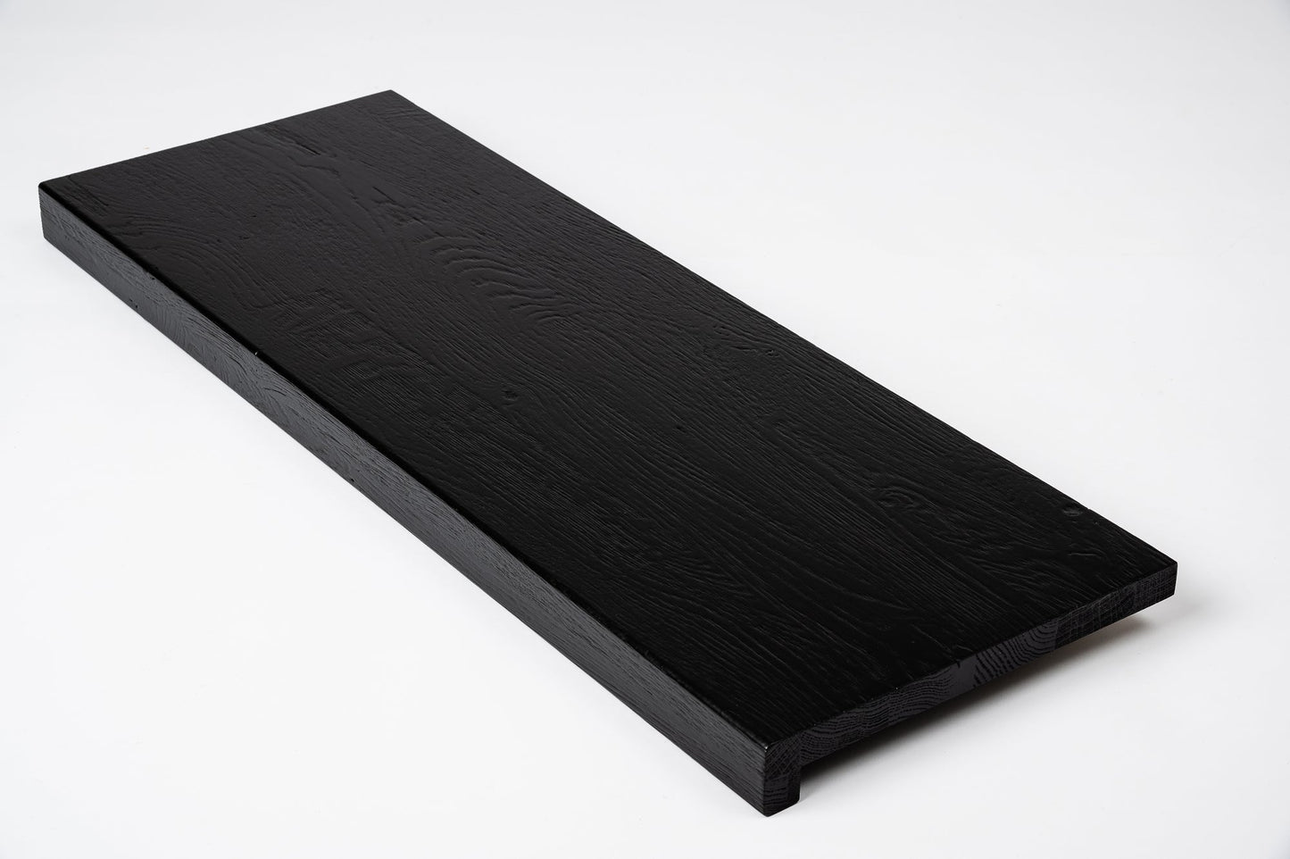 Schodnice nebo parapet s převisem, dub rustikální, lamely spojené prsty, 26 mm, kartáčovaný, grafitově černý lak (RAL9011)