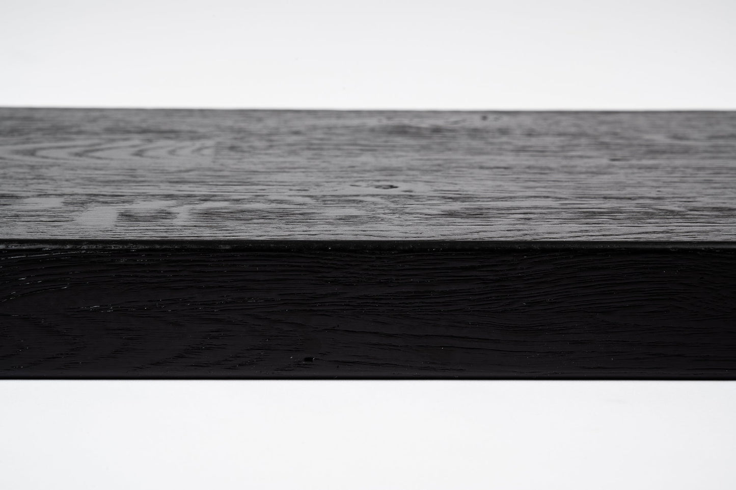 Schodnice nebo parapet s převisem, dub rustikální, lamely spojené prsty, 26 mm, kartáčovaný, grafitově černý lak (RAL9011)