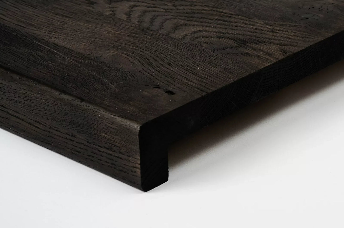 Schodnice Parapet s přesahem kouřový Dub Rustik, průběžné lamely, 20 mm, Černý olej