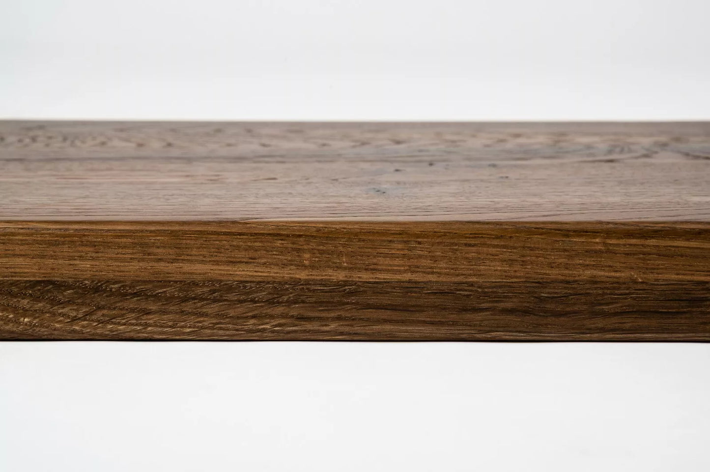 Schodnice Parapet s přesahem kouřený Dub Rustik, průběžné lamely, 20 mm, Matný lak