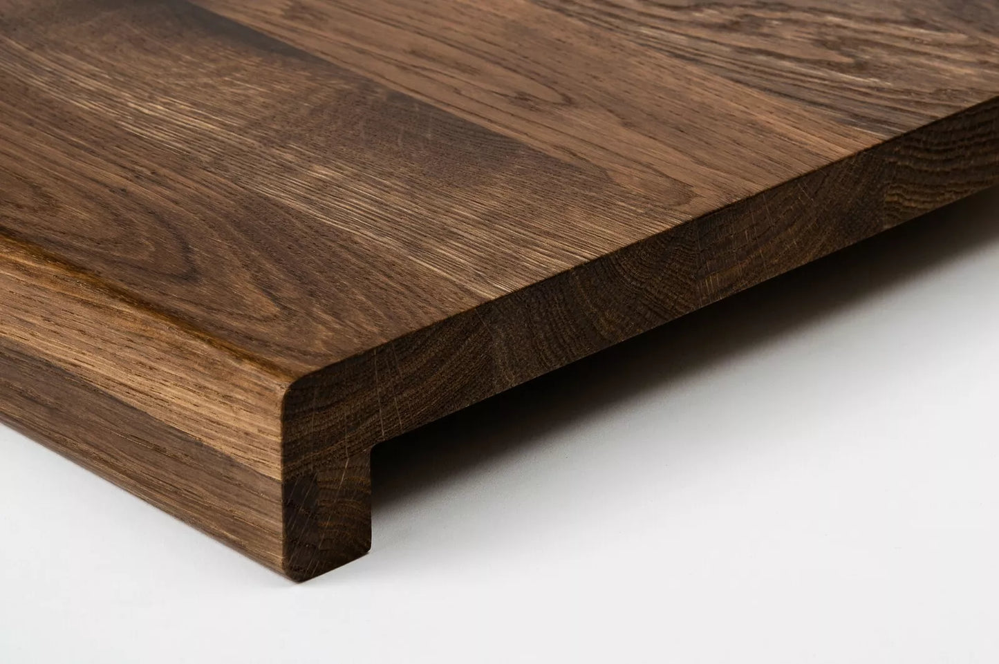 Schodnice Parapet s přesahem kouřený Dub Rustik, průběžné lamely, 20 mm, Matný lak