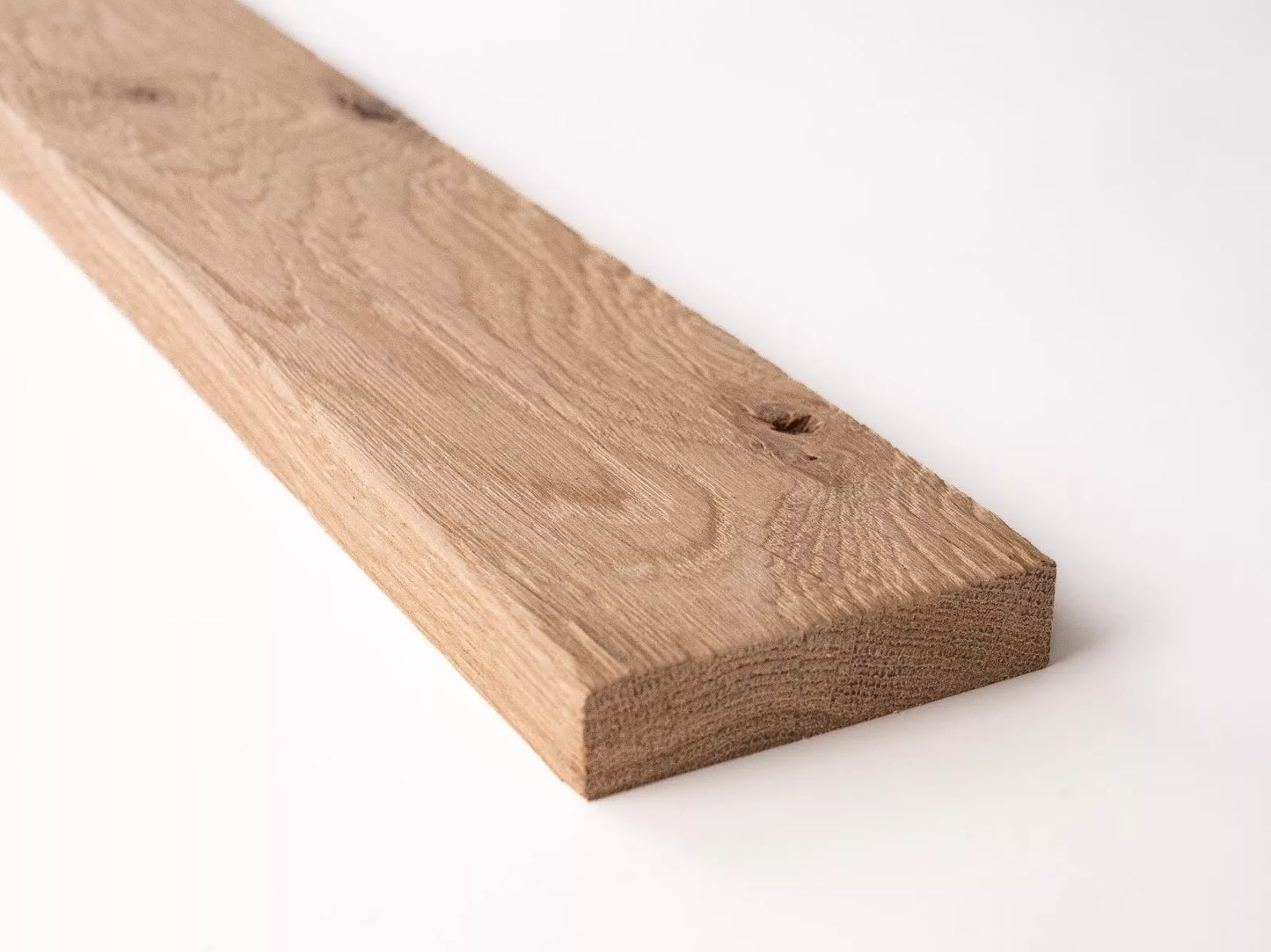 Listwa przypodłogowa z litego dębu, klasa rustykalna, 18x70x2000 mm, z zaokrągleniem, surowa, bez szpachlowania, szczotkowana