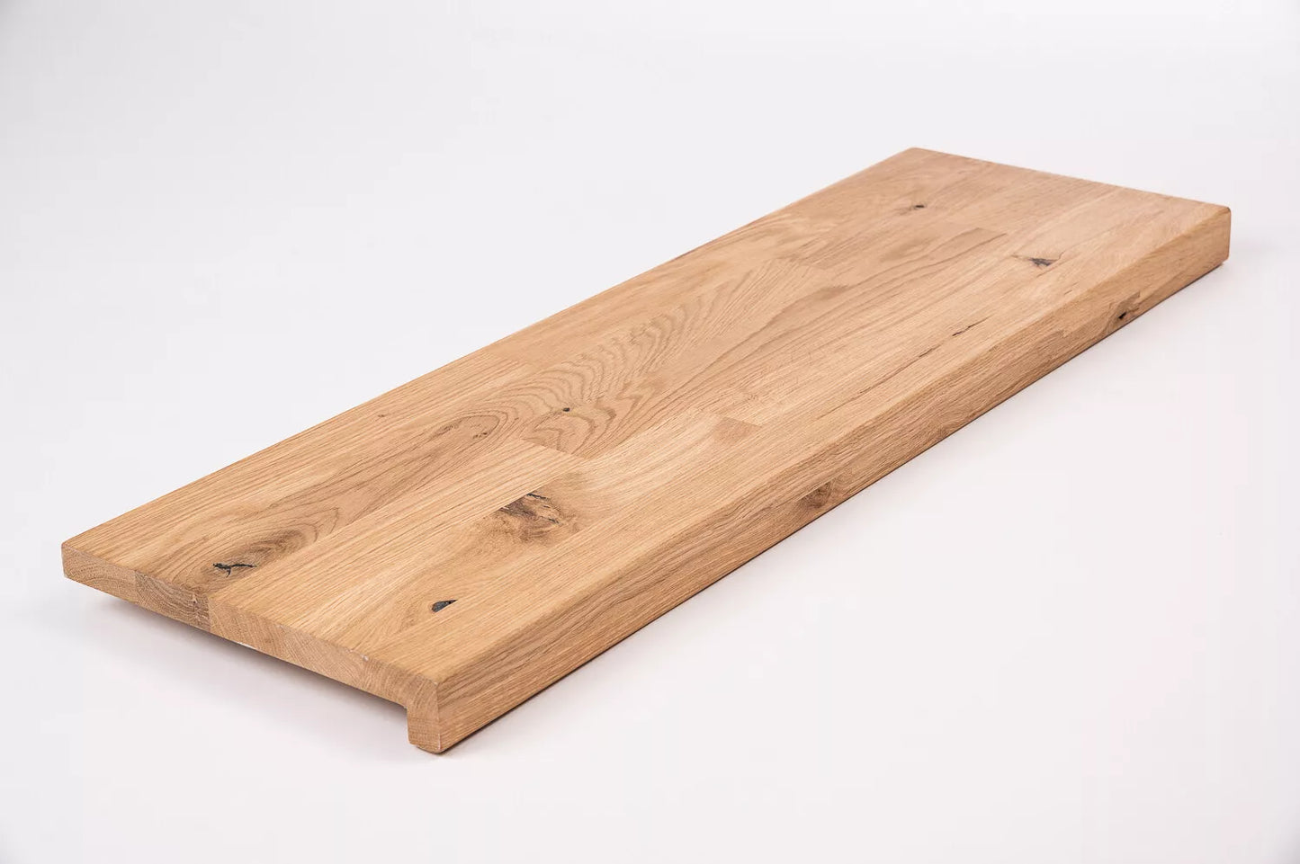 Schodnice nebo parapet s převisem, dub rustikální, lamely spojené prsty, 26 mm, tvrdý voskový olej přírodní bílý
