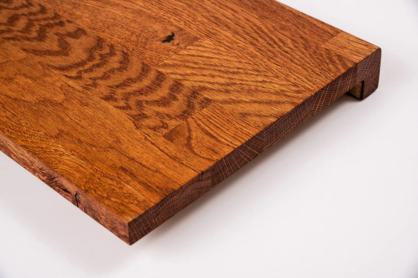Schodnice nebo parapet s převisem, dub rustikální, lamely spojené prsty, 26 mm, třešňový olej