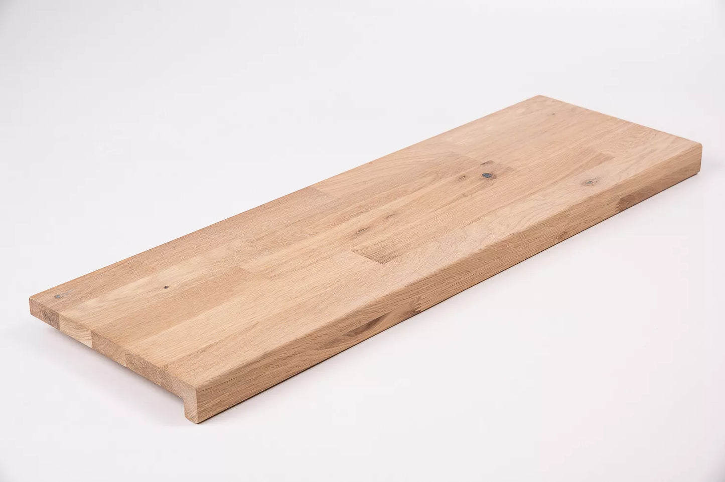 Schodnice nebo parapet s převisem, dub rustikální, lamely spojené prsty, 20 mm, bílý olej