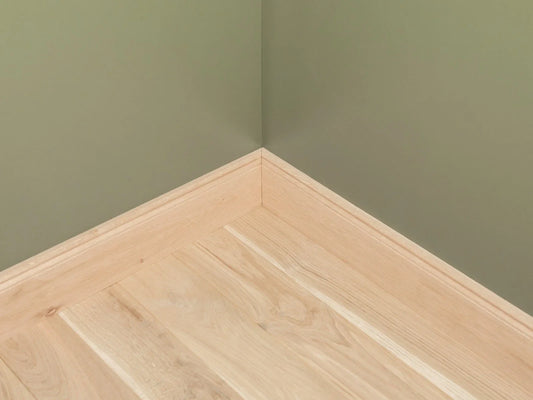 Listwa przypodłogowa z litego dębu w klasie A/B, 20×110 mm, długość 1,5–2,5 m, w wykończeniu surowym (bez powłok), profil Hamburg