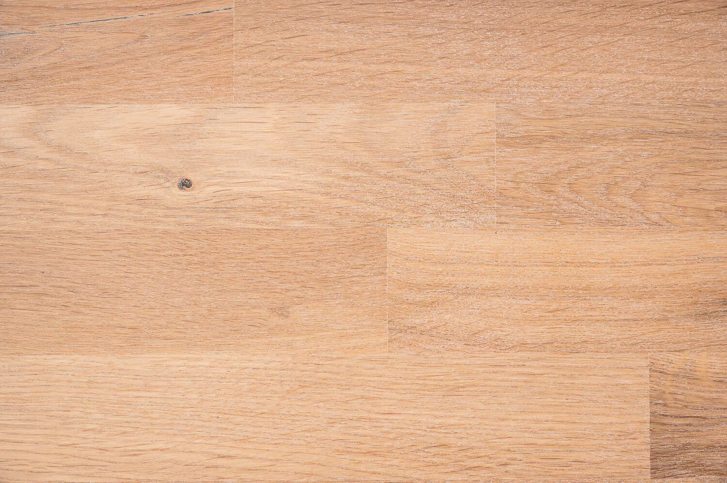 Schodnice nebo parapet s převisem, dub rustikální, lamely spojené prsty, 20 mm, bílý olej