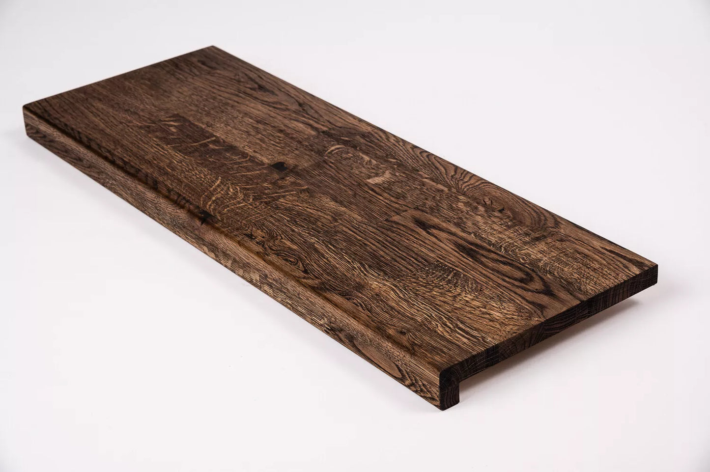Schodnice nebo parapet s převisem, dub rustikální, lamely spojené prsty, 26 mm, uzený olej