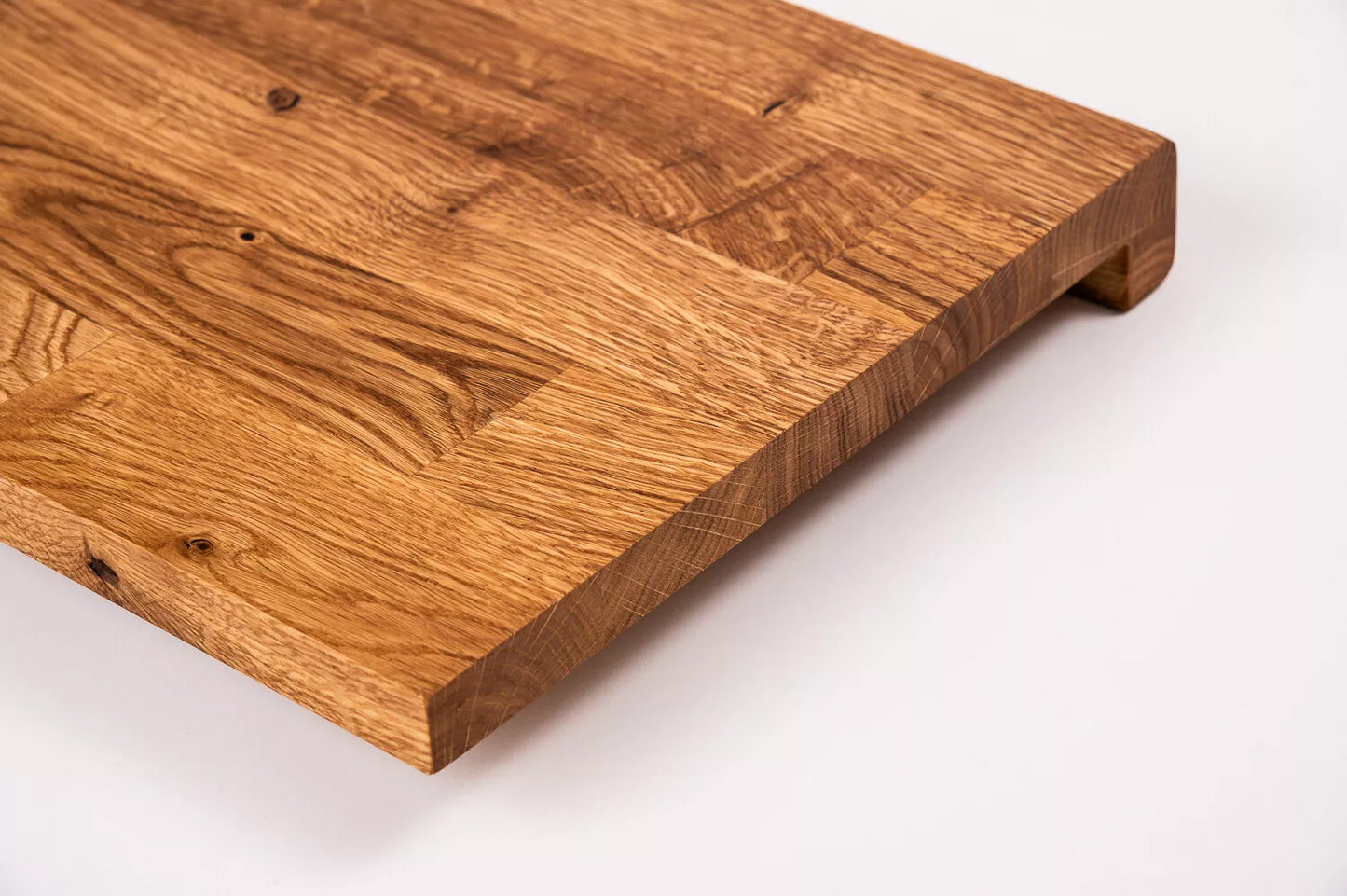 Schodnice nebo parapet s převisem, dub rustikální, lamely spojené prsty, 26 mm, přírodní olej