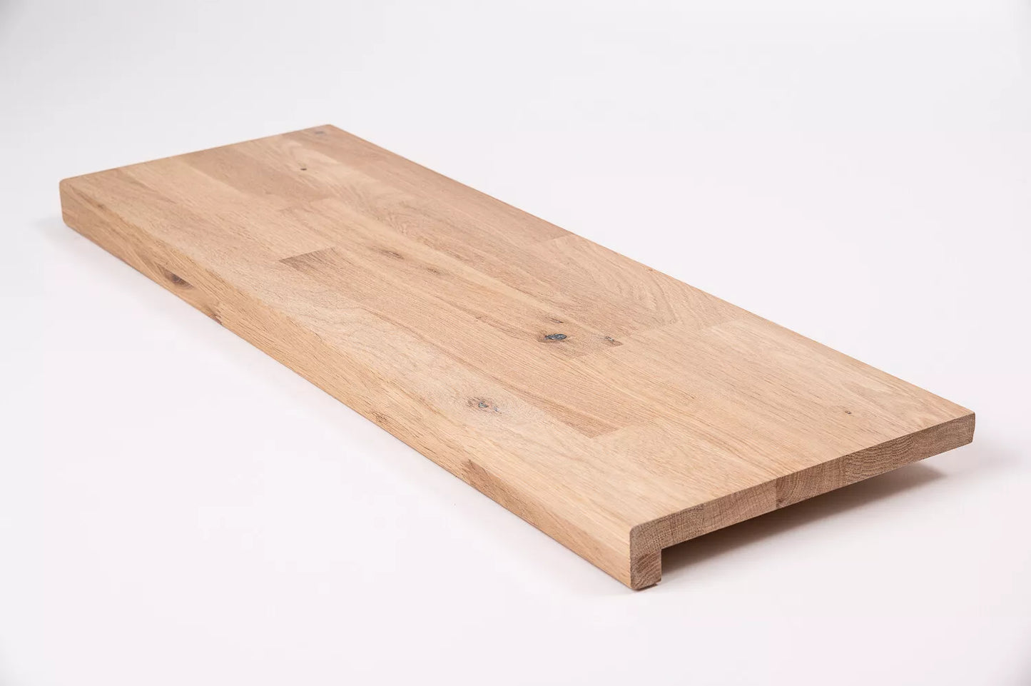 Schodnice nebo parapet s převisem, dub rustikální, lamely spojené prsty, 20 mm, bílý olej