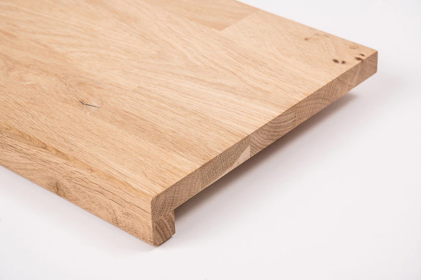 Schodnice nebo parapet s převisem, dub rustikální, lamely spojené prsty, 20 mm, neošetřený