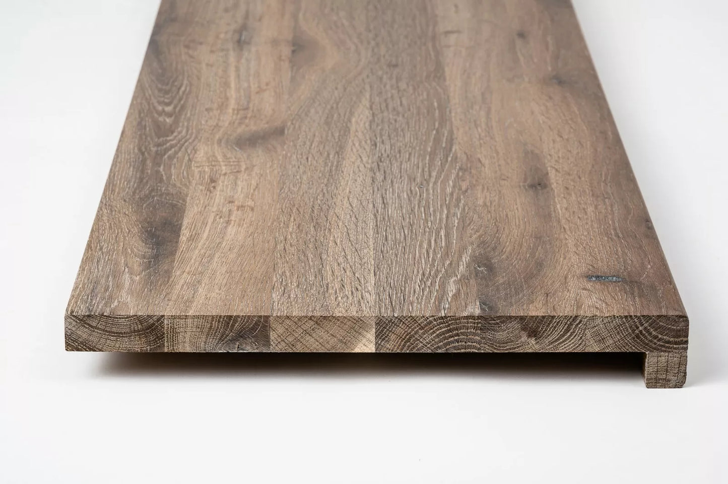 Schodnice Parapet s přesahem kouřový Dub Rustik, průběžné lamely, 20 mm, Bílý olej
