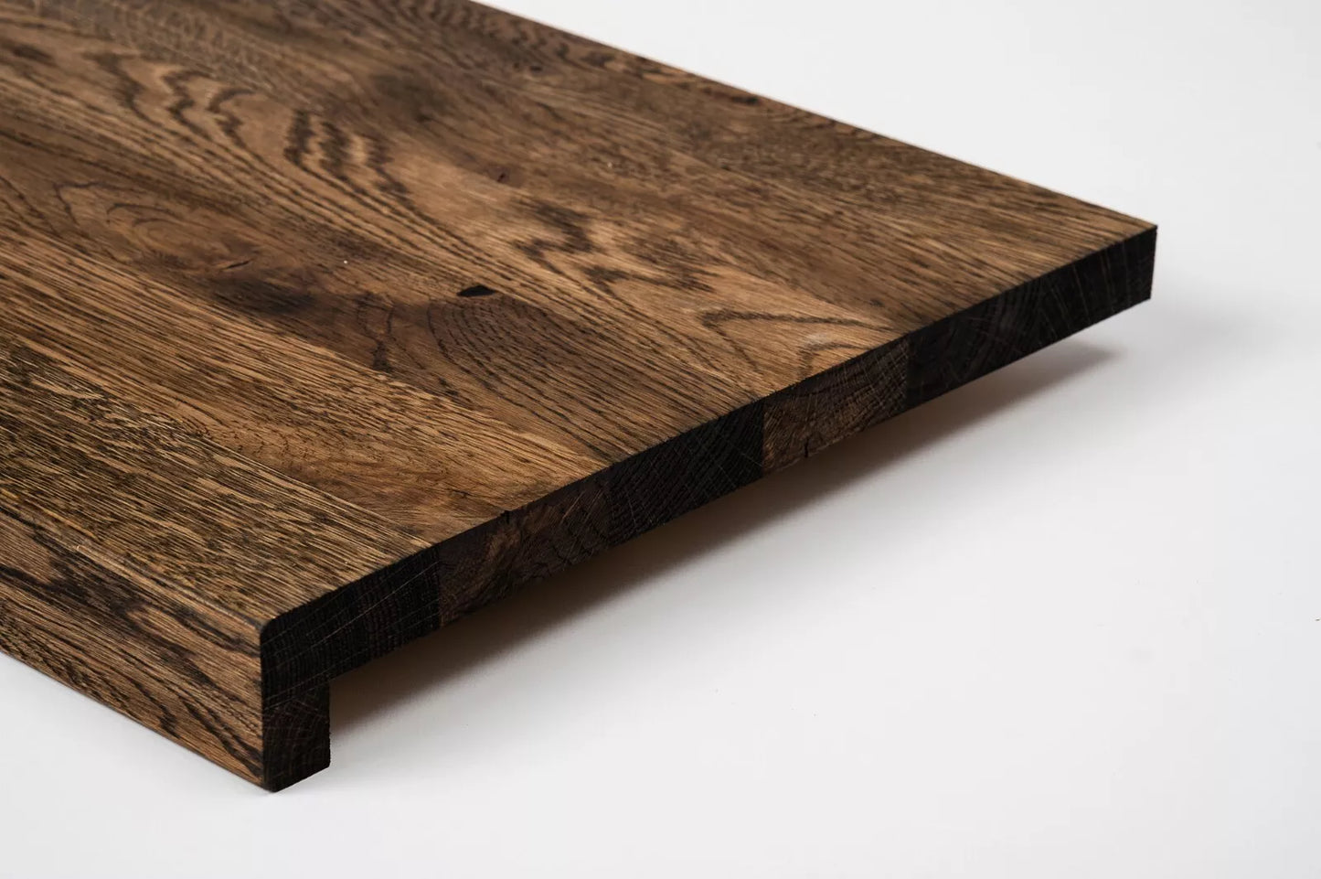 Schodový nášlap Parapet s přesahem Dub Rustic, lamely z plných prken, 20 mm, kouřový olej