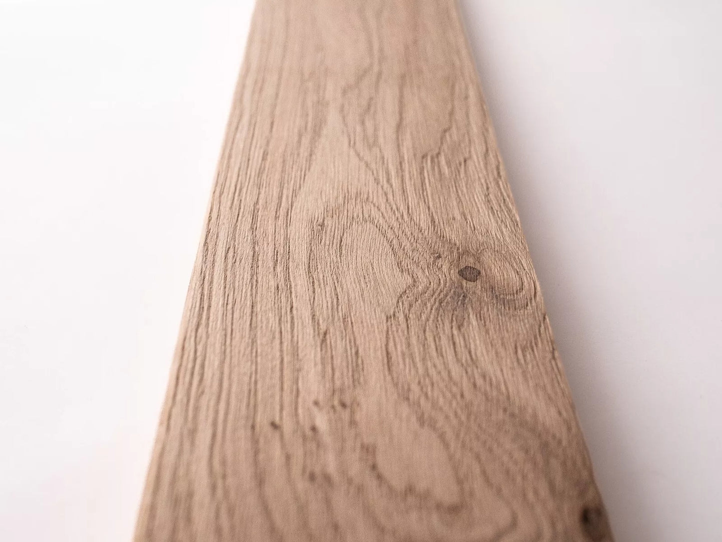 Listwa przypodłogowa z litego dębu, klasa rustykalna, 18x70x2000 mm, z zaokrągleniem, surowa, szpachlowana, szczotkowana