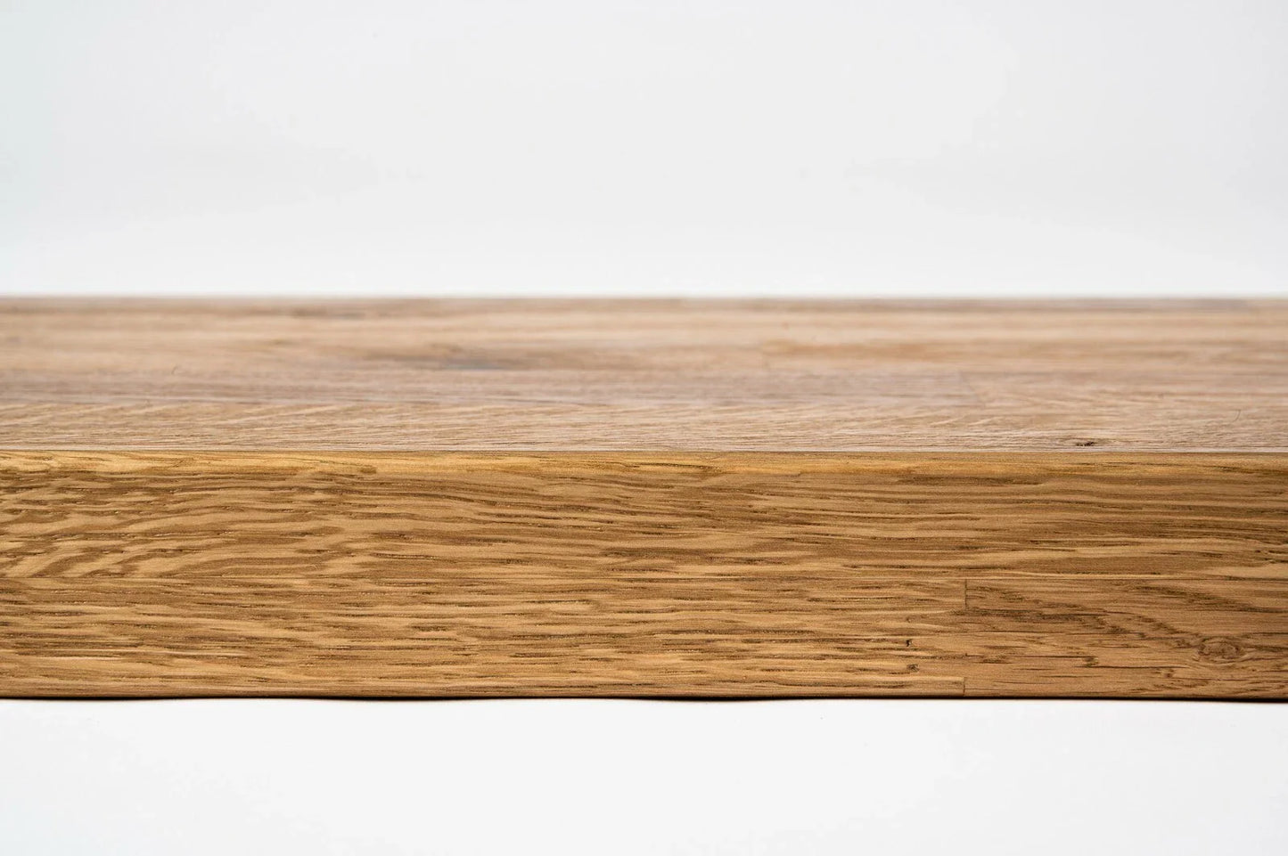 Schodnice nebo parapet s převisem, dub rustikální, lamely spojené prsty, 26 mm, bronzový olej