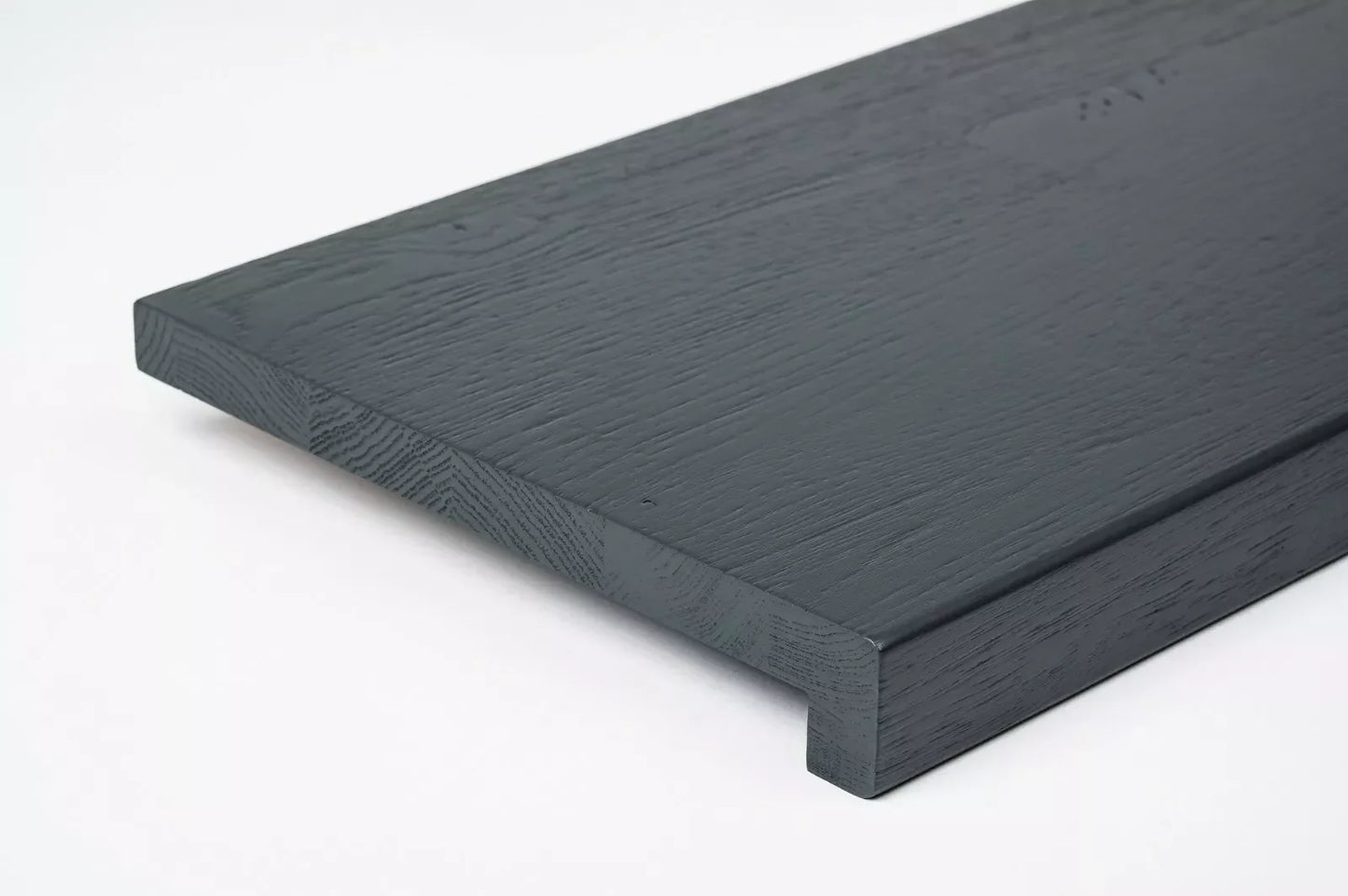 Schodnice nebo parapet s převisem, dub rustikální, lamely spojené prsty, 26 mm, kartáčovaný, lakovaný antracitově šedě (RAL7016)