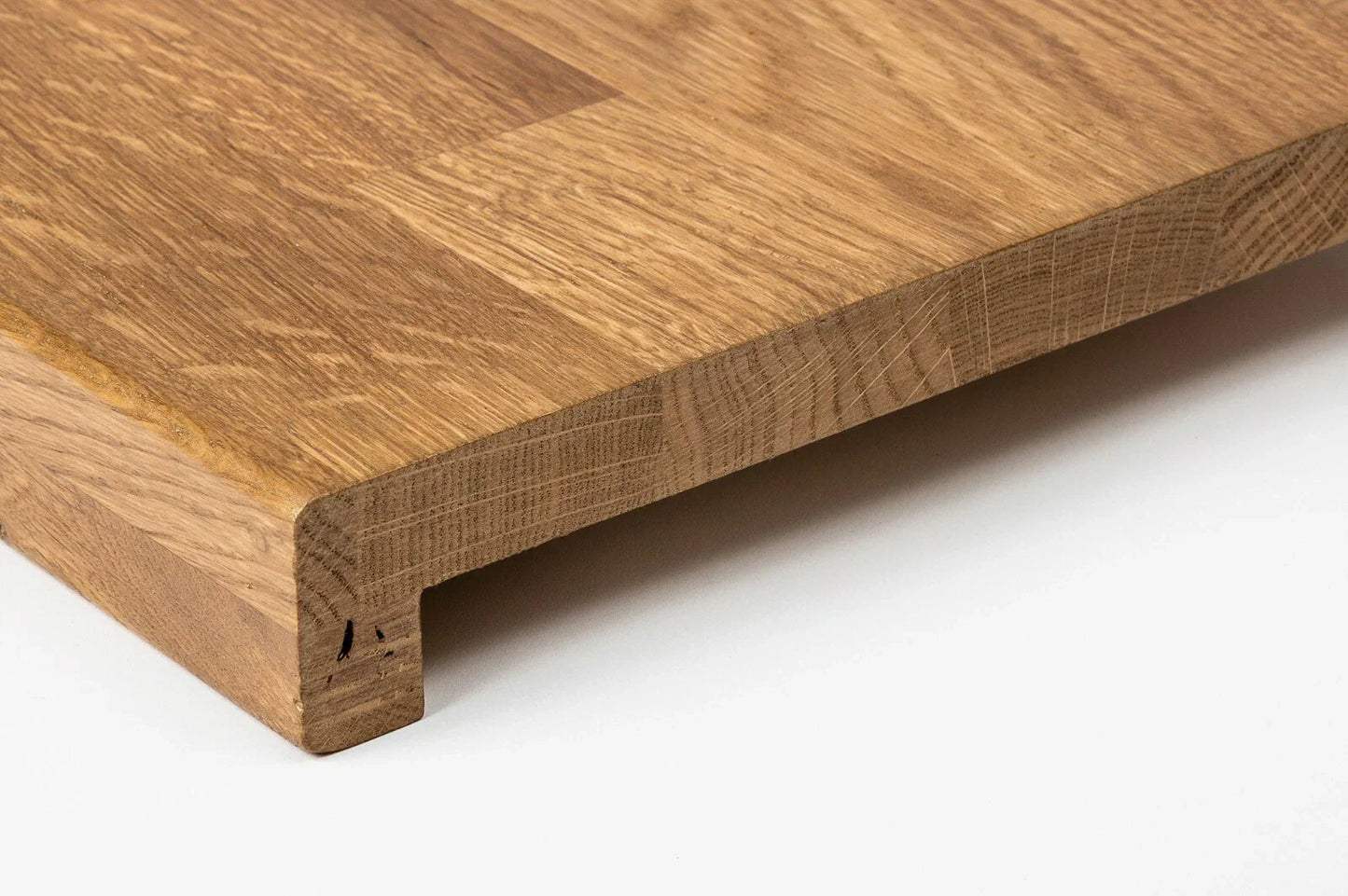 Schodnice nebo parapet s převisem, dub rustikální, lamely spojené prsty, 26 mm, bronzový olej