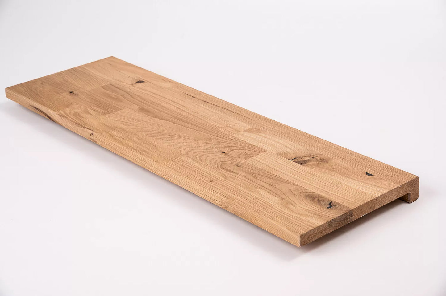 Schodnice nebo parapet s převisem, dub rustikální, lamely spojené prsty, 26 mm, tvrdý voskový olej přírodní bílý
