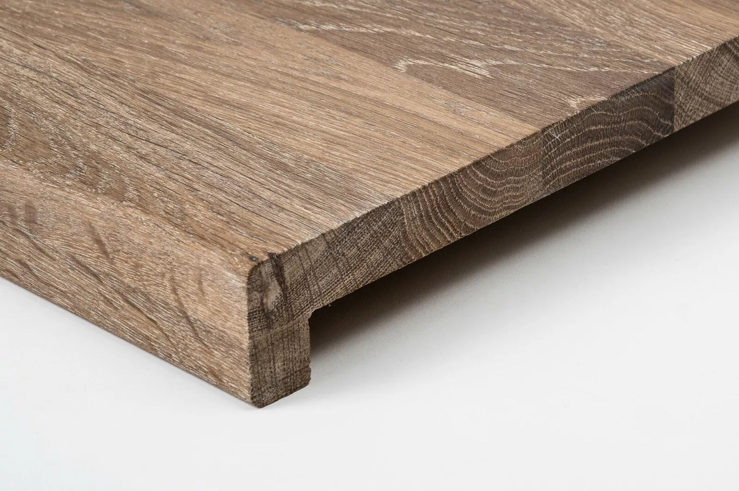 Schodnice Parapet s přesahem kouřový Dub Rustik, průběžné lamely, 20 mm, Bílý olej
