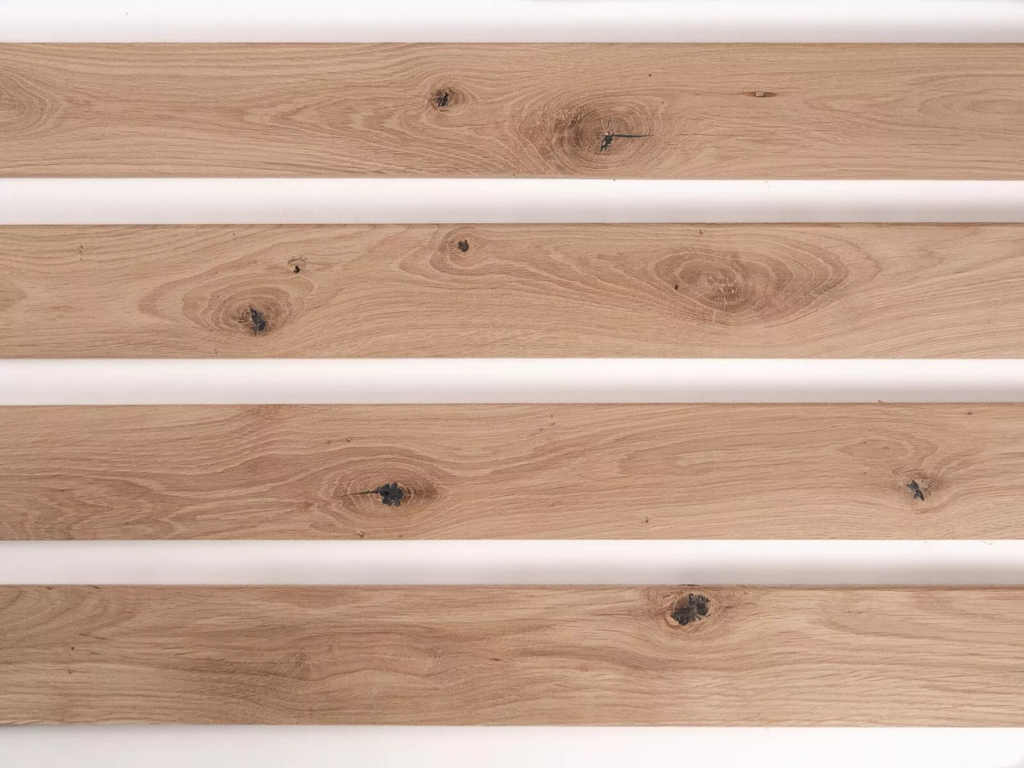 Listwa przypodłogowa z litego dębu, klasa rustykalna, 18x70x2000 mm, z zaokrągleniem, surowa, szpachlowana