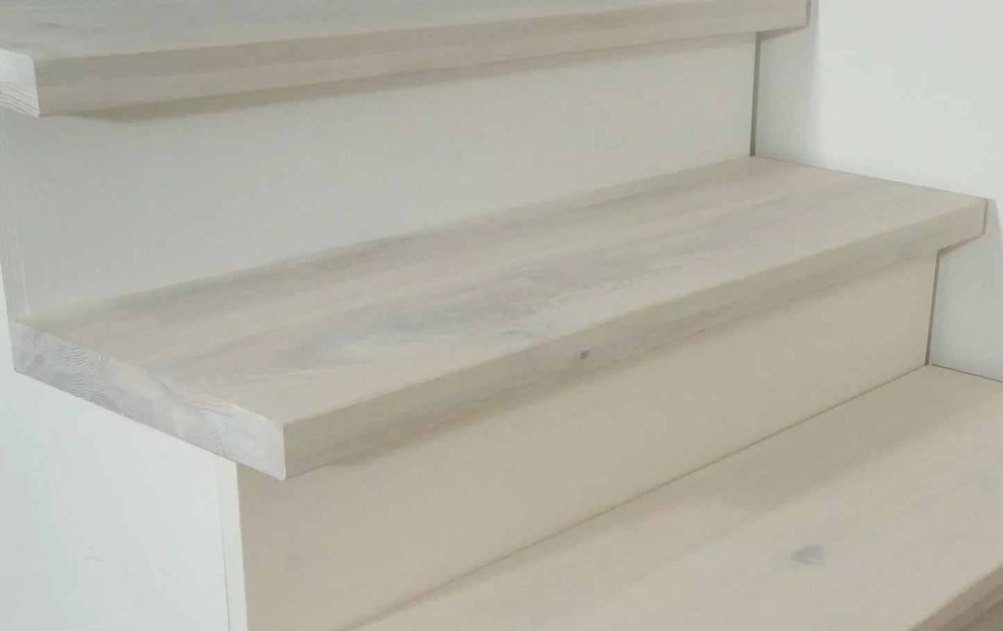 Stopień schodowy Parapet z nawisem  Jesion Rustykalny, lamele lite, 20 mm, Olej biały kredowany