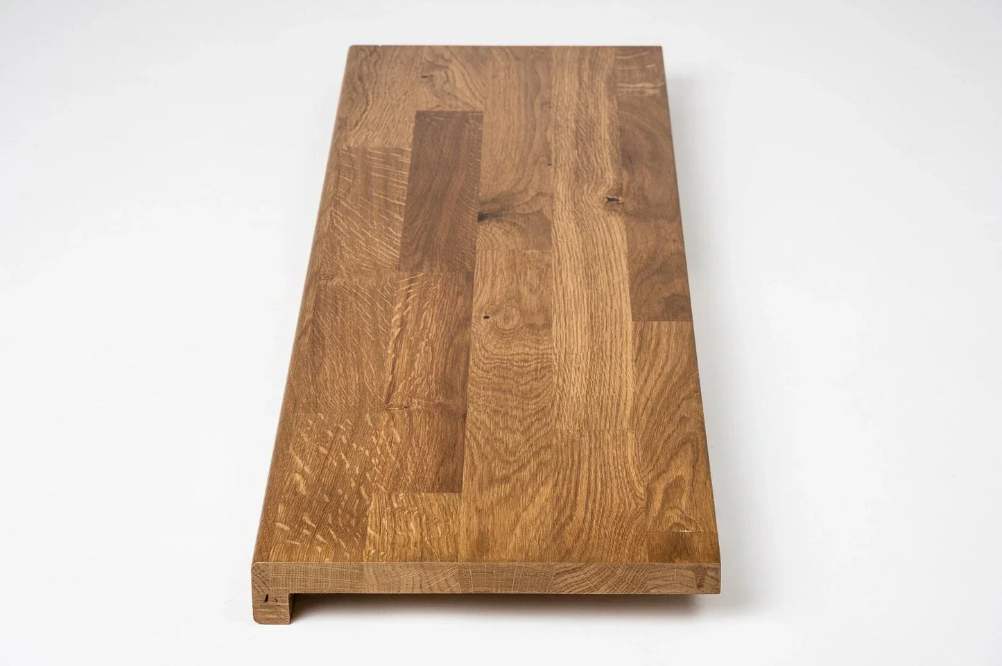 Schodnice nebo parapet s převisem, dub rustikální, lamely spojené prsty, 26 mm, bronzový olej