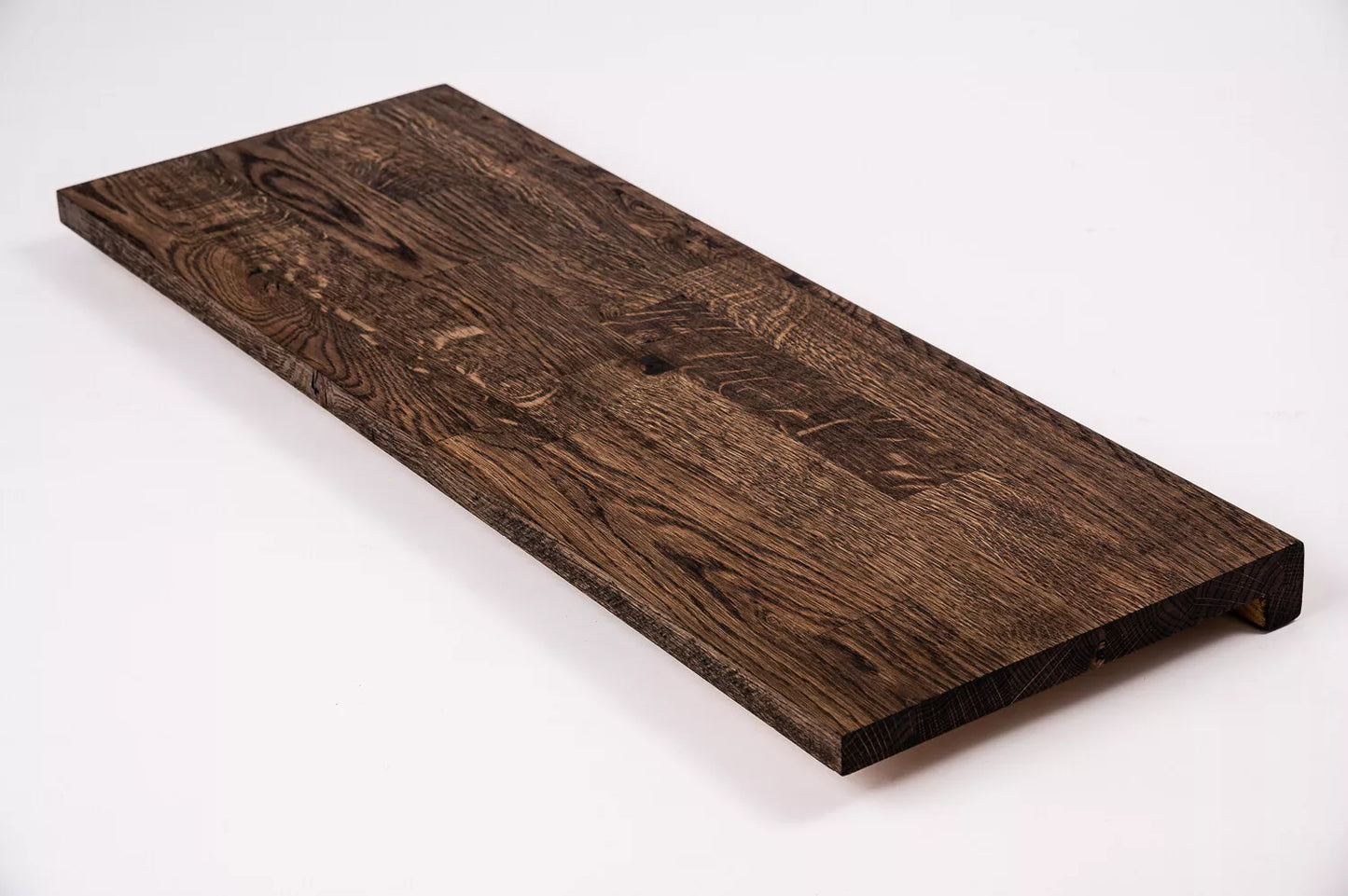 Schodnice nebo parapet s převisem, dub rustikální, lamely spojené prsty, 20 mm, uzený olej