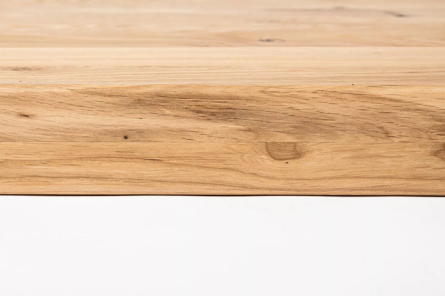 Schodnice Parapet s přesahem Dub Rustik, průběžné lamely, 26 mm, tvrdý voskový olej přírodní bílý
