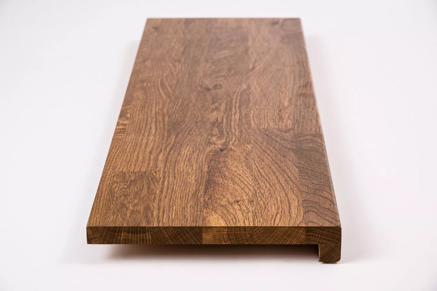 Schodnice nebo parapet s převisem, dub rustikální, lamely spojené prsty, 26 mm, antický olej