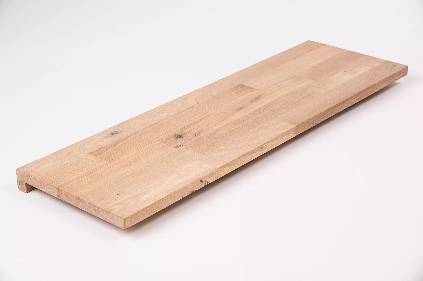 Schodnice nebo parapet s převisem, dub rustikální, lamely spojené prsty, 20 mm, bílý olej