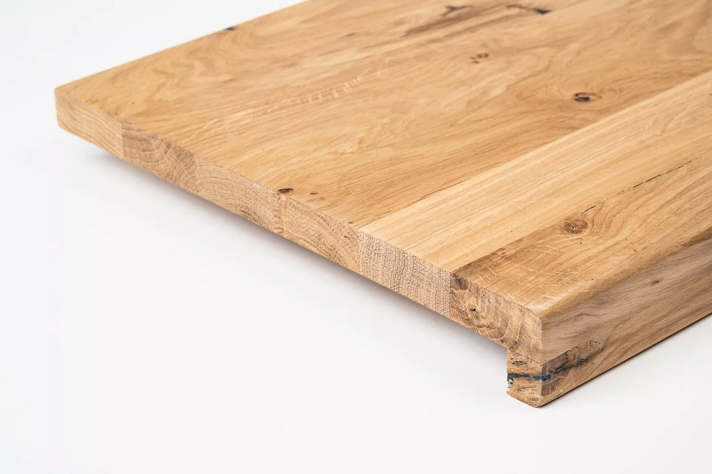 Schodnice Parapet s přesahem Dub Rustik, průběžné lamely, 26 mm, tvrdý voskový olej přírodní bílý