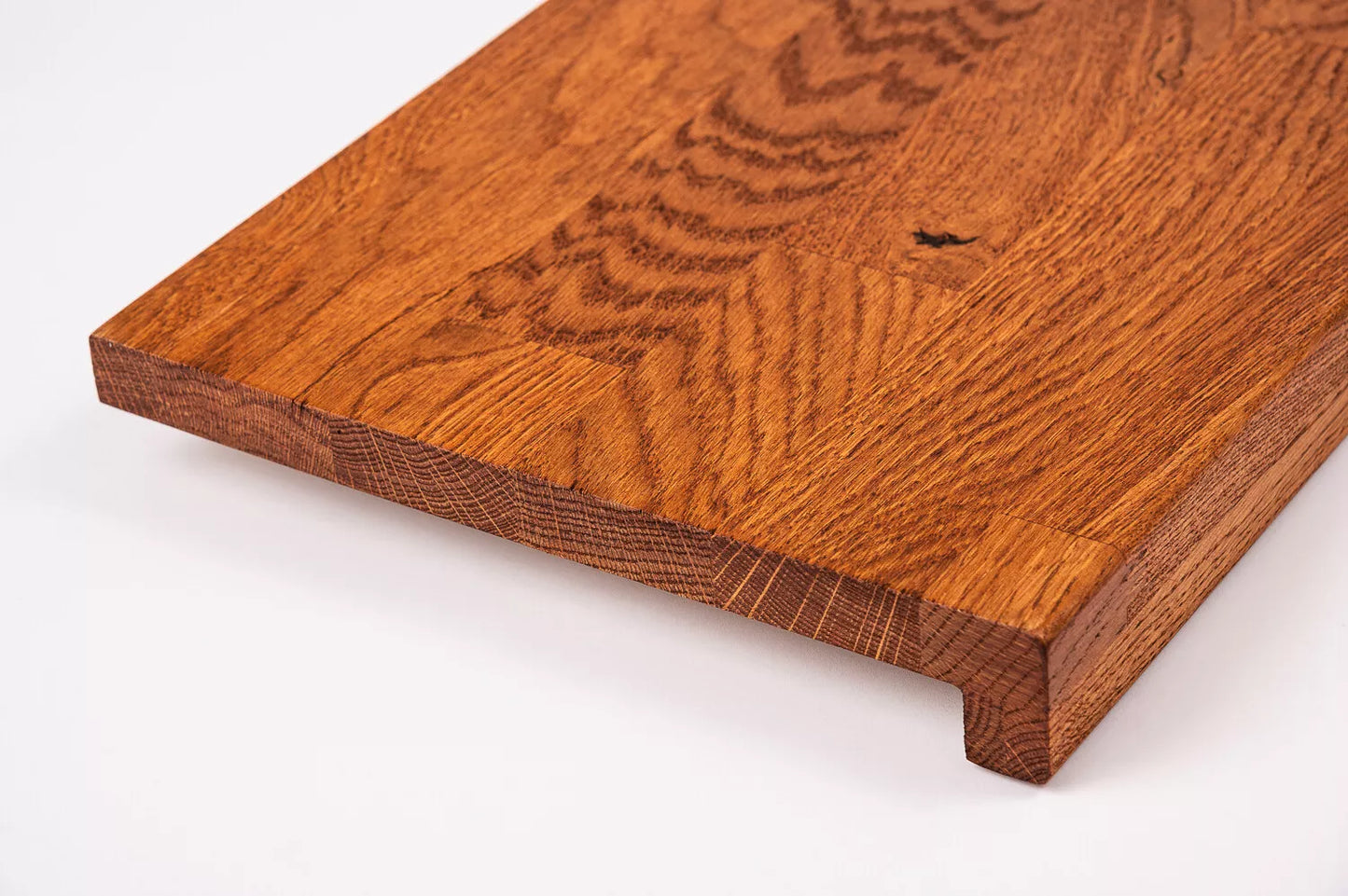 Schodnice nebo parapet s převisem, dub rustikální, lamely spojené prsty, 26 mm, třešňový olej