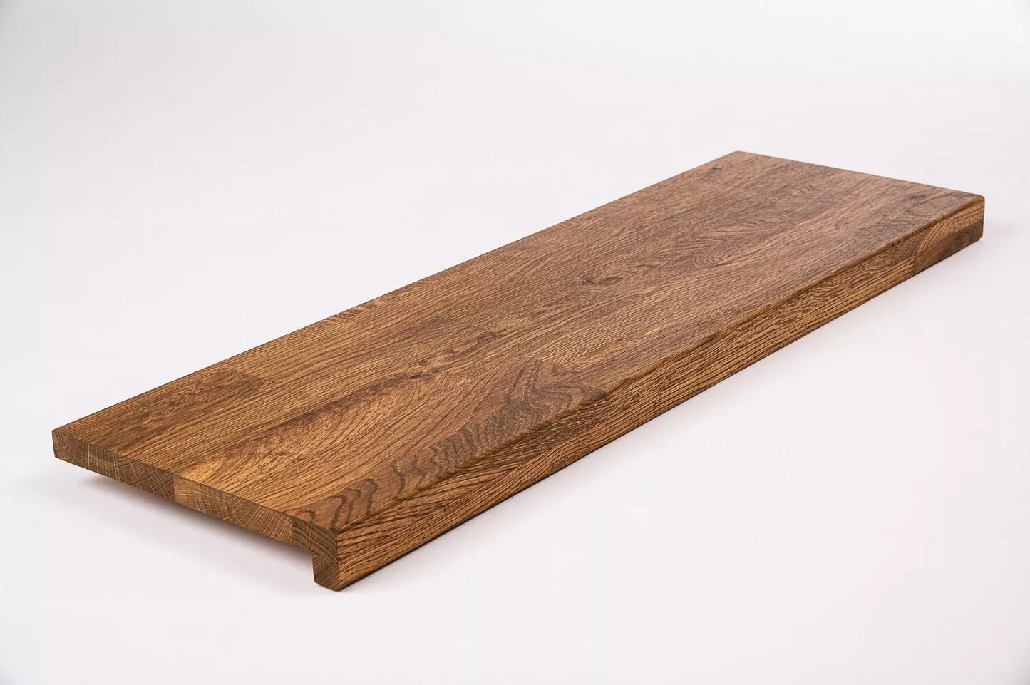 Schodnice nebo parapet s převisem, dub rustikální, lamely spojené prsty, 26 mm, antický olej