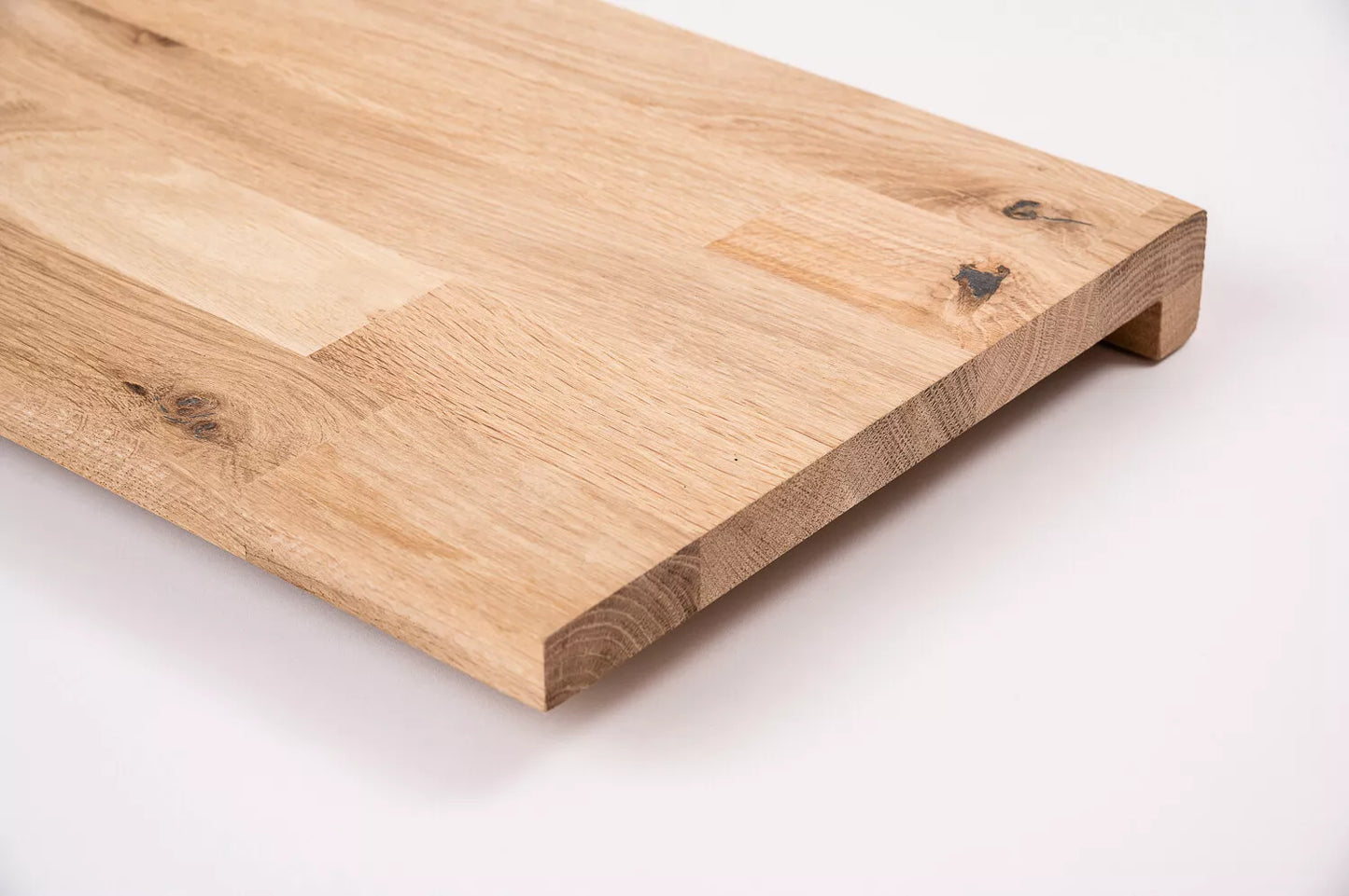 Schodnice nebo parapet s převisem, dub rustikální, lamely spojené prsty, 20 mm, neošetřený