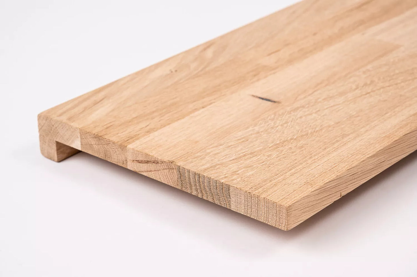 Schodnice nebo parapet s převisem, dub rustikální, lamely spojené prsty, 20 mm, neošetřený